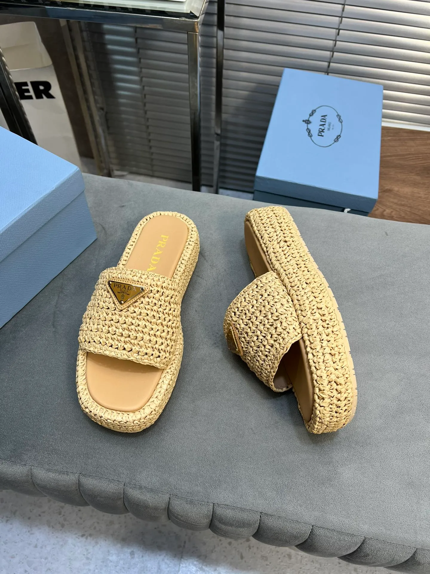 👟👟Ex-factory price 420👟👟 Prada’s new woven shoes and straw slippers! This year's popular straw series, lazy people's must-have slippers, look so good on your feet! ●Material: original uniform grass weave ●Inner padding: sheepskin lining ●Outsole: rubber outsole ●Number of yards: 35～40 (40 41 customized)